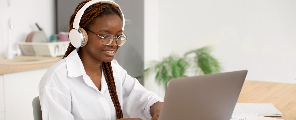 une jeune femme suivant une formation sur son ordinateur portable