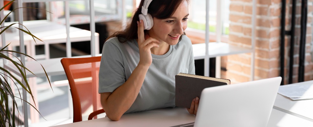 une femme suivant un cours sur un ordinateur portable