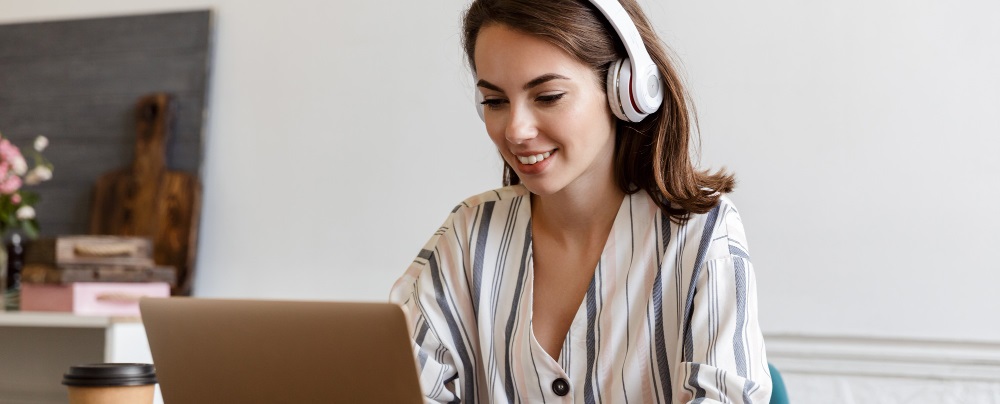 une femme suivant un cours en ligne