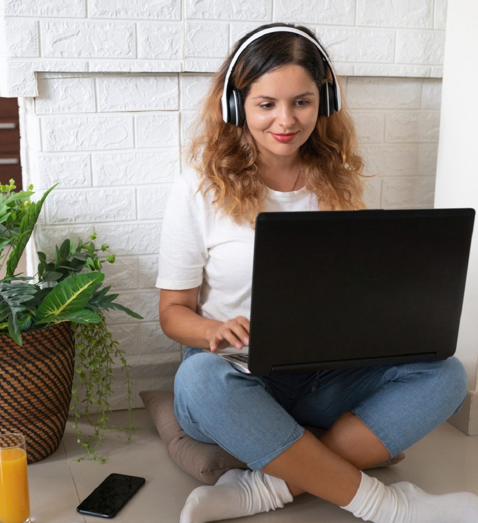 une jeune femme étudiant en ligne sur son ordinateur portable