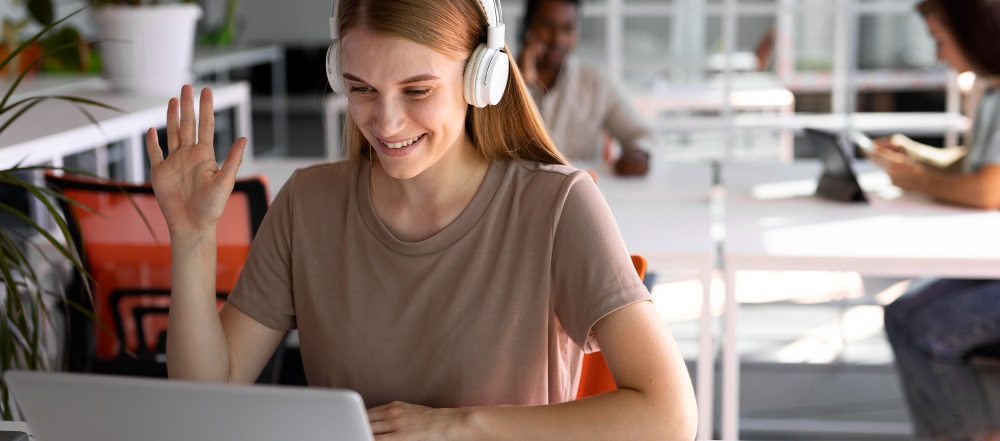 une jeune femme suivant une formation sur son ordinateur portable