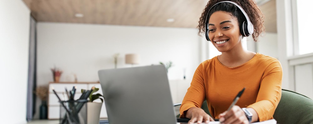 une femme suivant une formation a distance sur un ordinateur