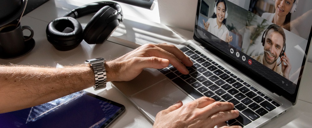 un homme tapotant sur un ordinateur portable