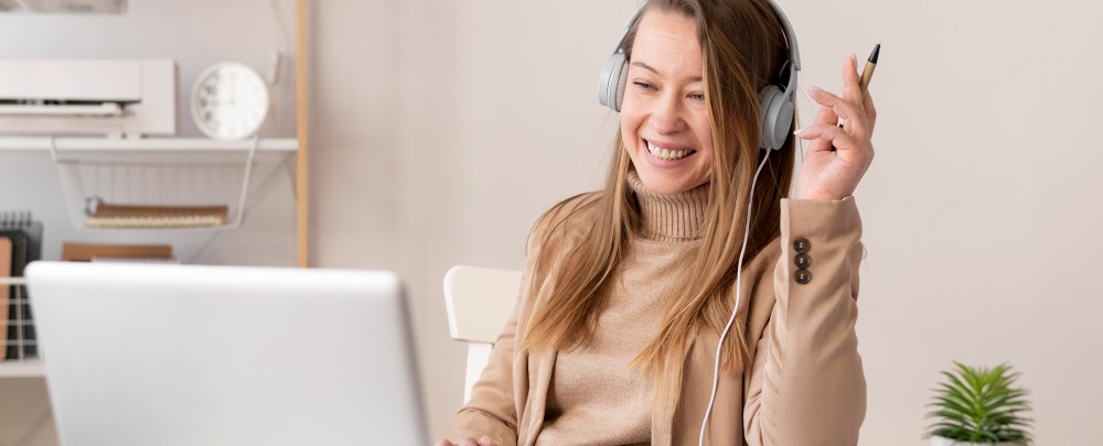 une jeune femme souriante devant son ordinateur