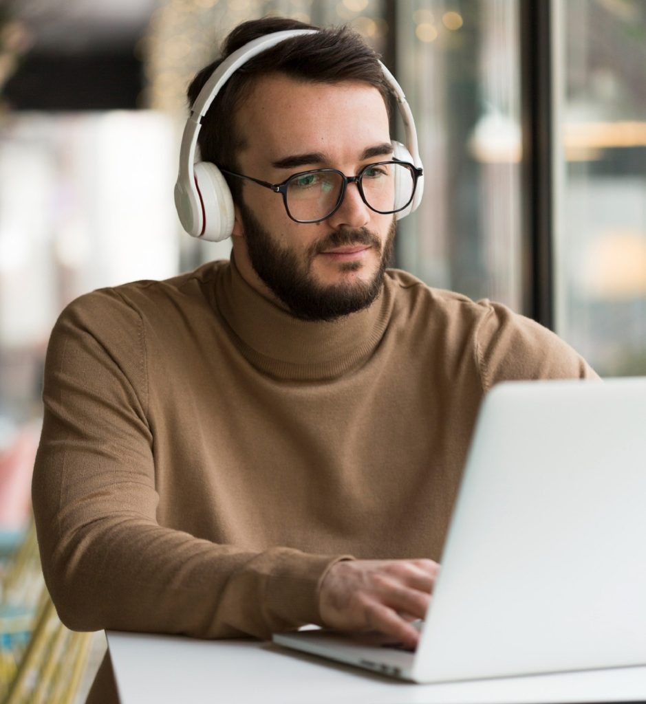 un homme étudiant sur son ordinateur portable