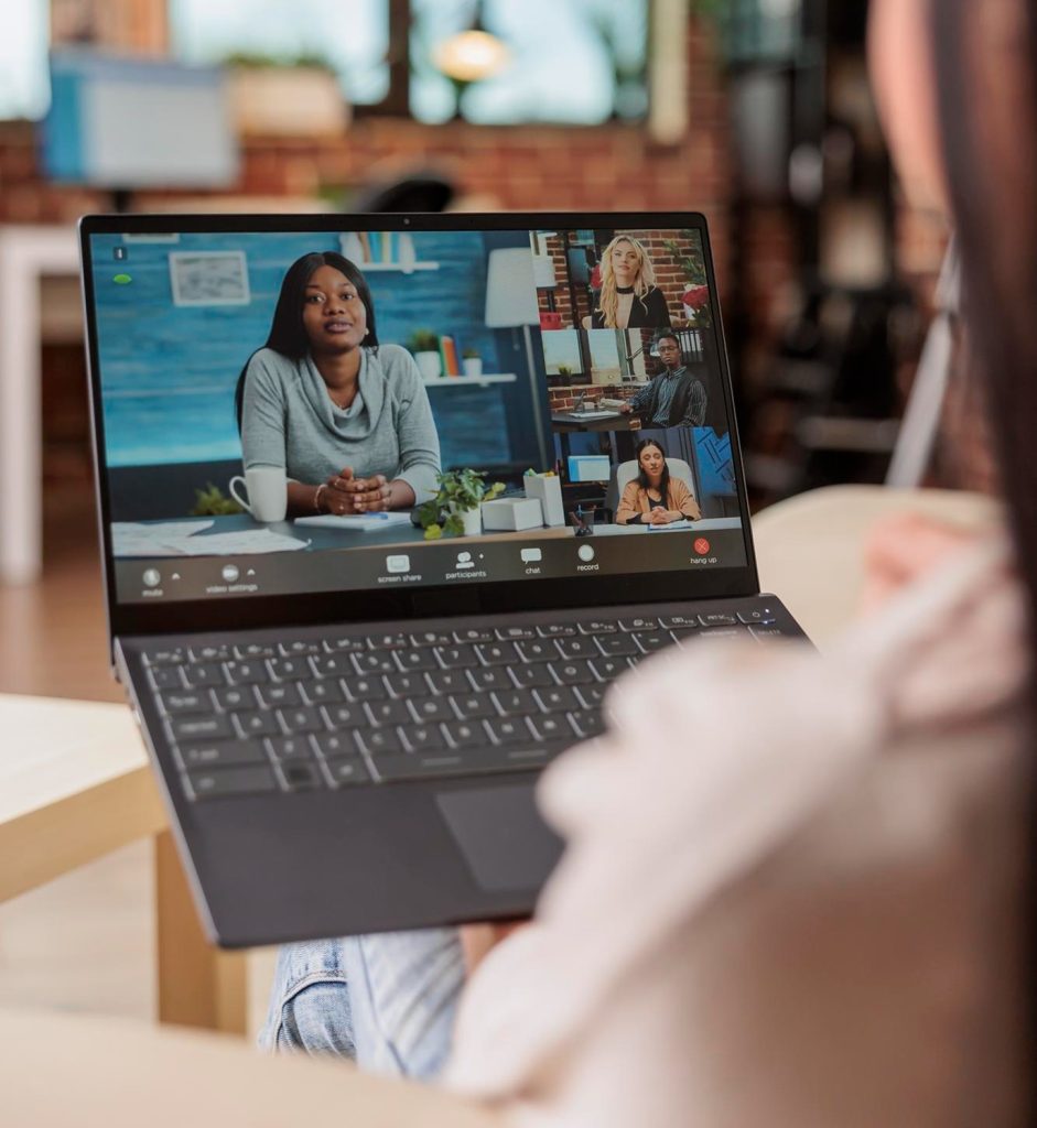 une jeune femme devant son ordinateur portable suivant une formation en ligne