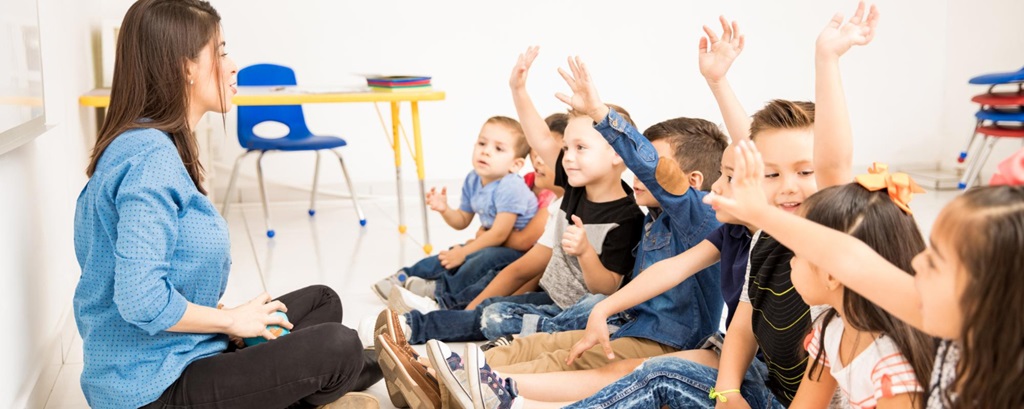 une femme comuniquant avec des jeunes enfnts