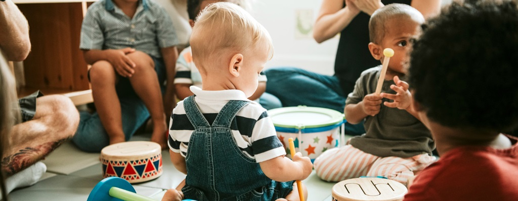 des jeunes enfants assis