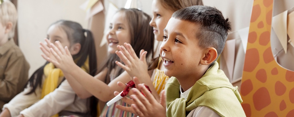 un groupe de jeunes enfants tapant dans leurs mains