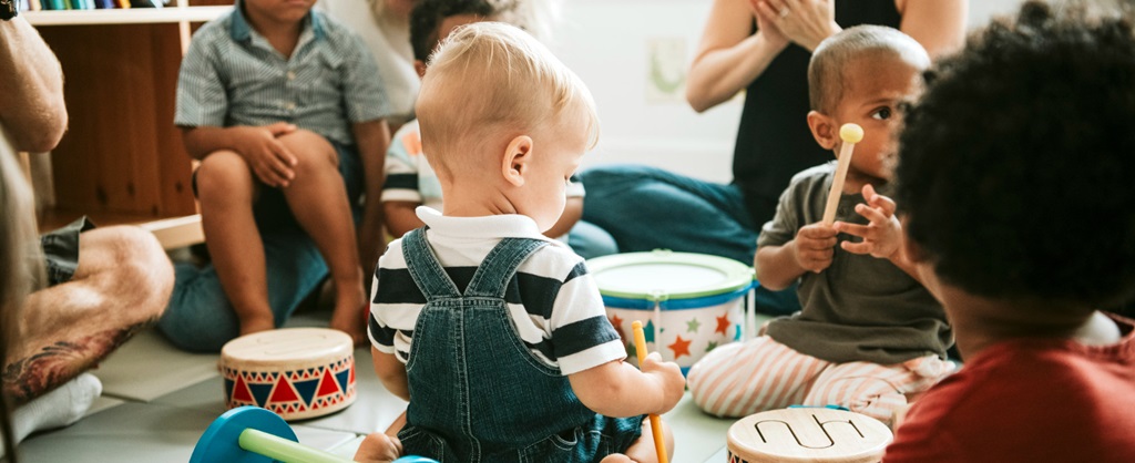 une jeune petites enfants blonde jouant au milieu d'autres enfants