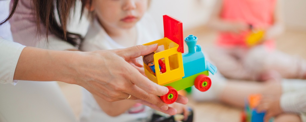 un jouet d'enfant coloré