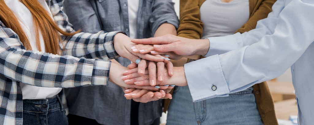 un groupe de personnes se tenant la main