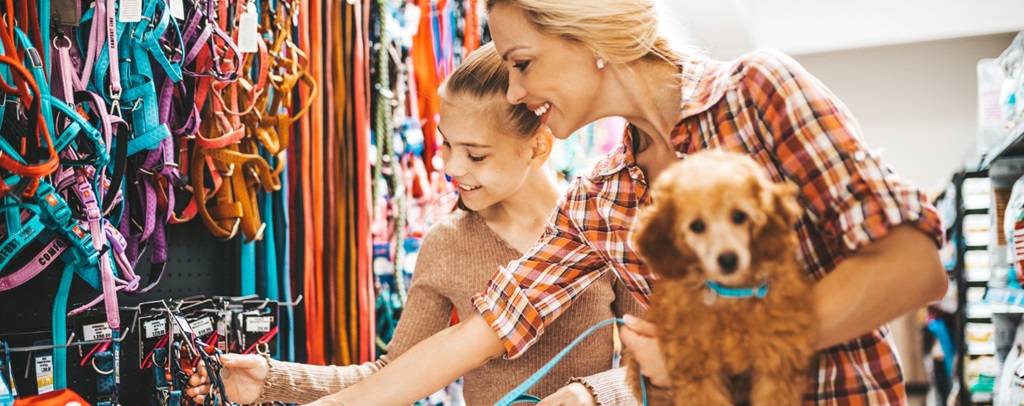 une femme dans un magasin pour chiens