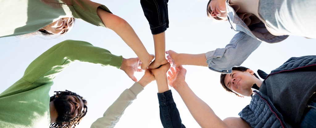 un groupe de personnes formant un cercle et se tenant la main