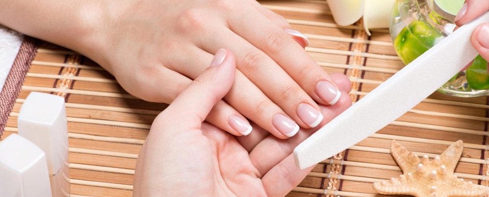 une femme se faisant poser des ongles