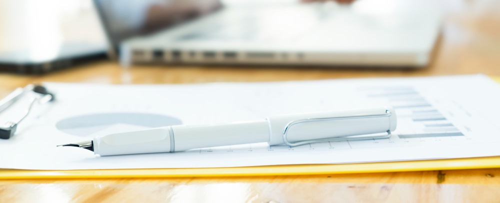 des stylos et des feuilles sur un bureau