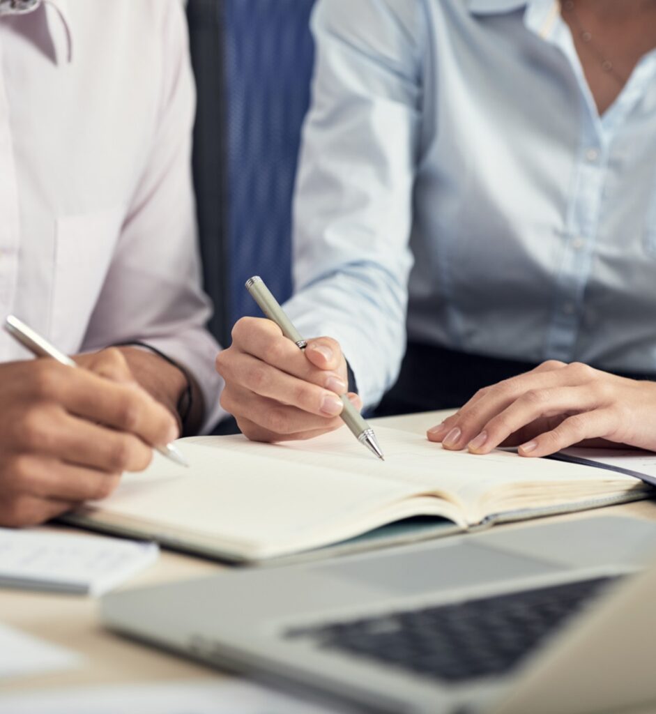 des personnes travaillant sur un bureau