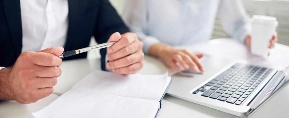 des personnes à leur bureau