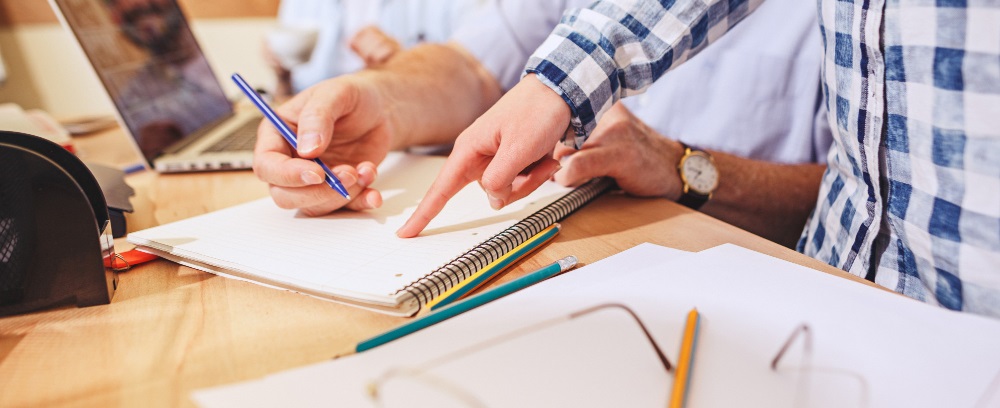 des personnes travaillant sur un bureau et discutant