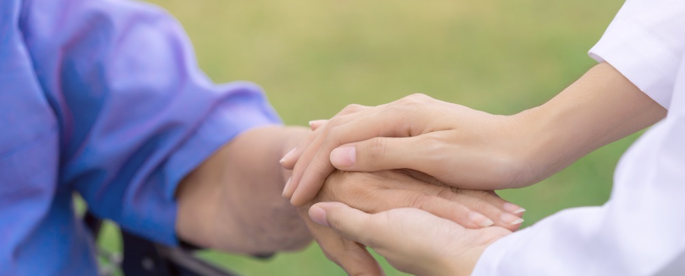 des mains l'une sur l'autre