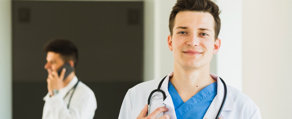 un homme en blouse, médecin, souriant