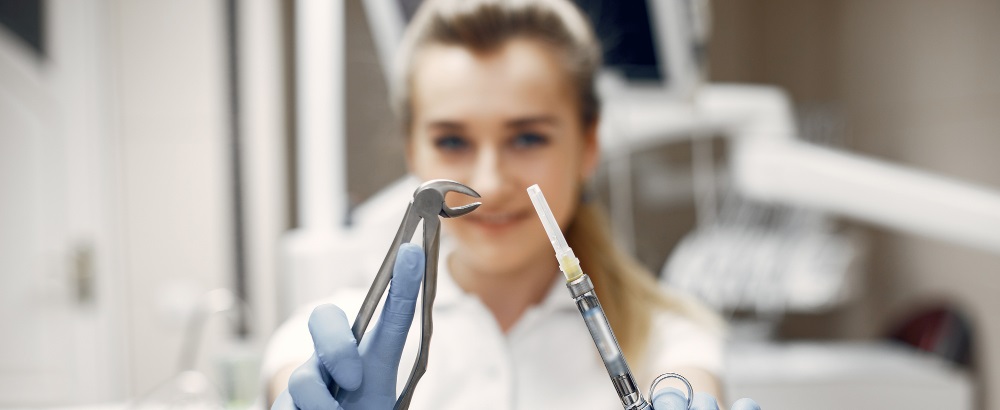 une femme tenant des objets médicaux