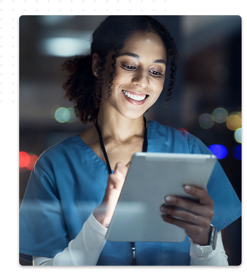 Une secrétaire médicale souriante regarde et interagit avec une tablette 