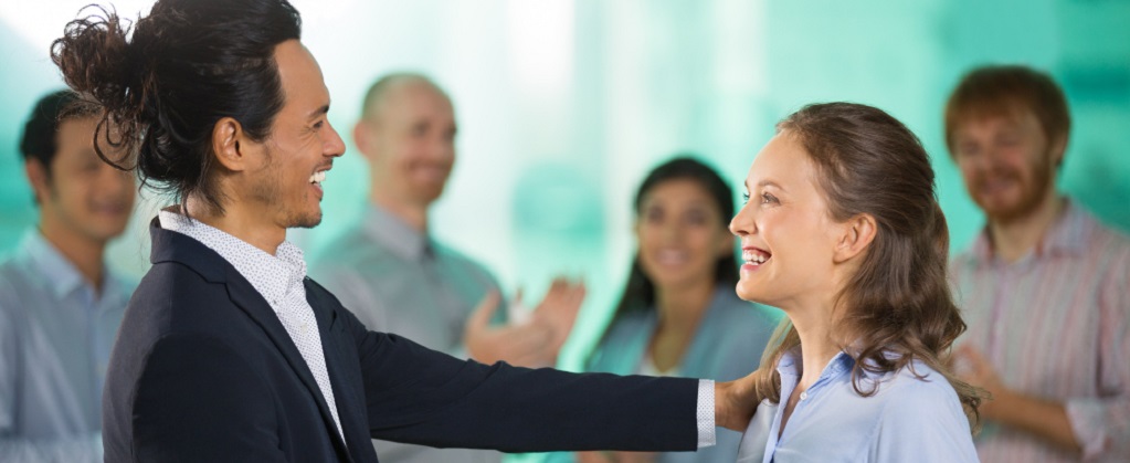 des jeunes gens souriants en reconversion professionnelle