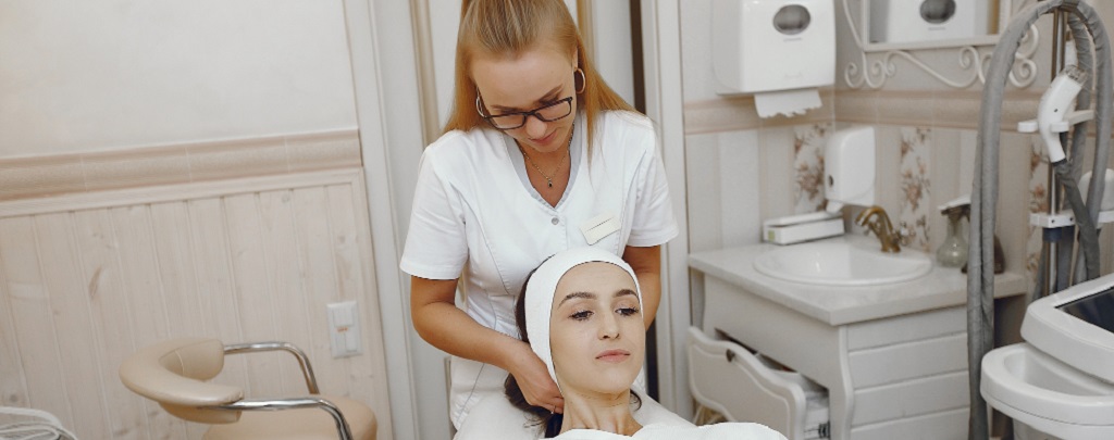 une femme travaillant dans l'esthétisme