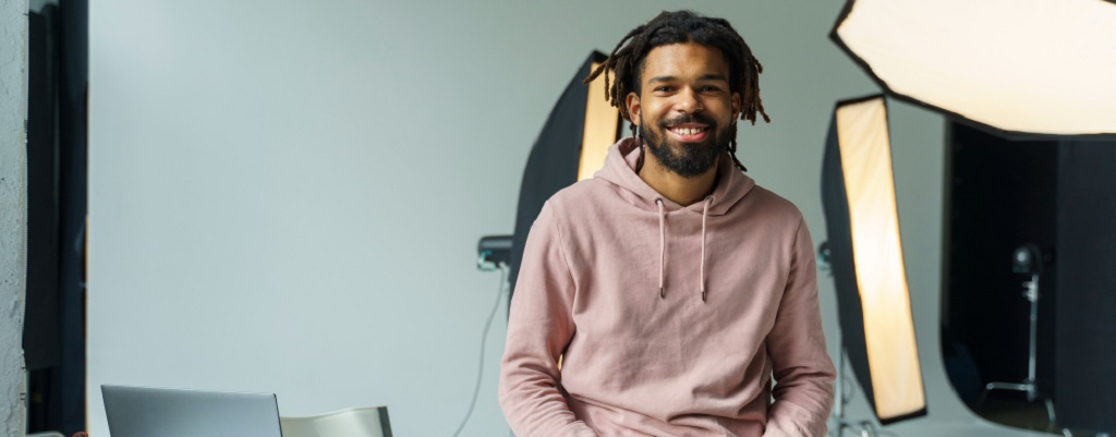 une personne souriante s'étant reconverti dans la photographie