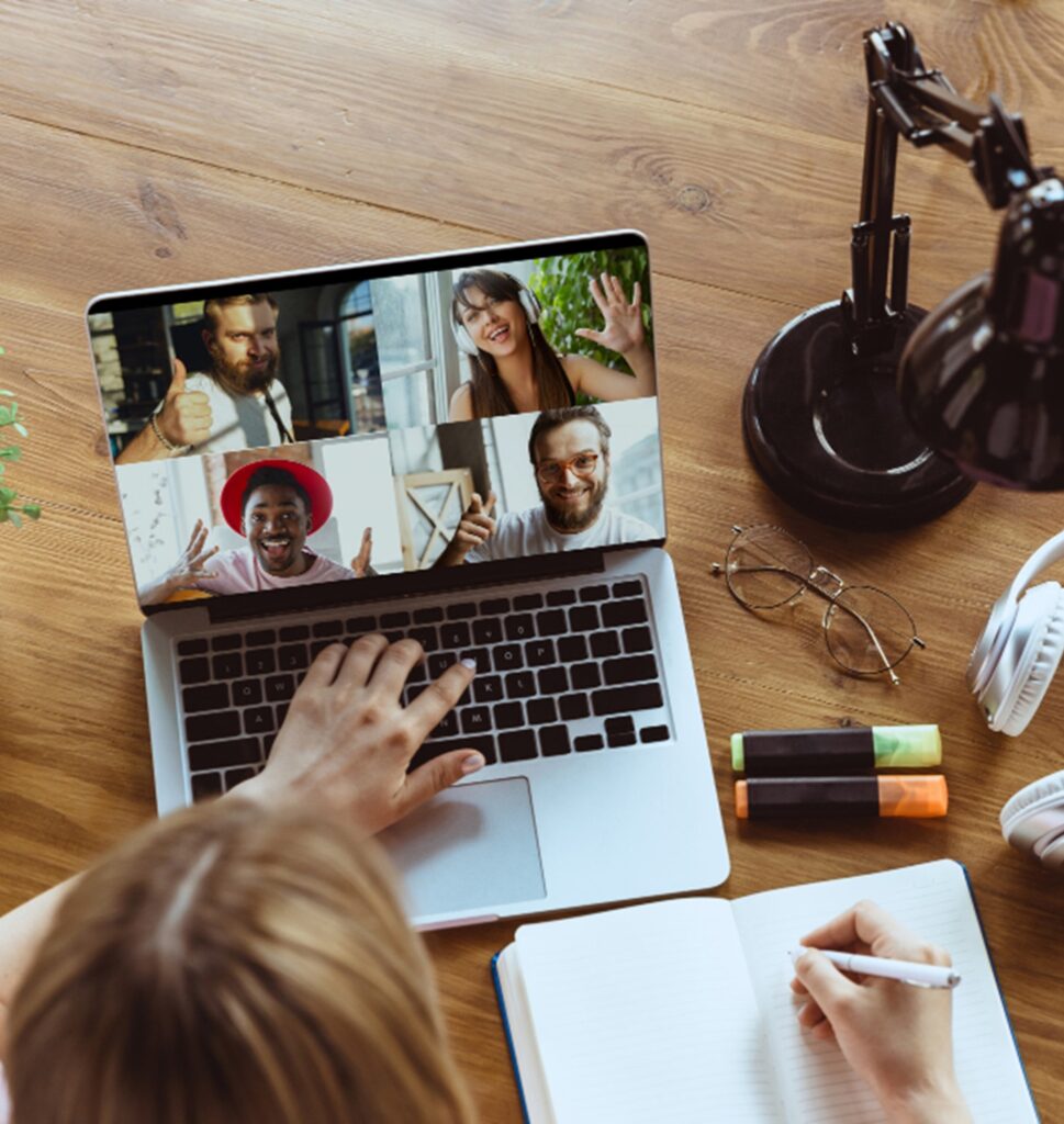 une personne suivant une formation en ligne sur son ordinateur