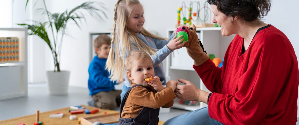 de jeunes enfants jouant 