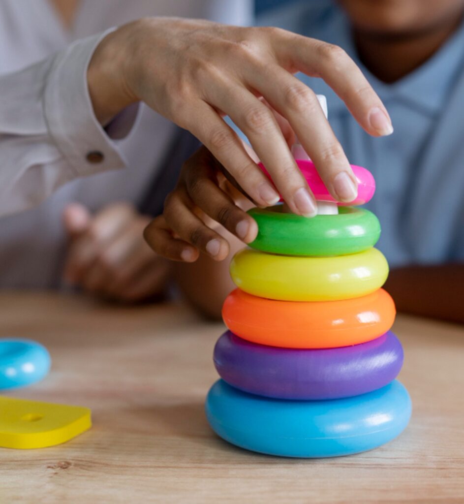 une personne professionnelle de la petite enfance jouant avec des enfants