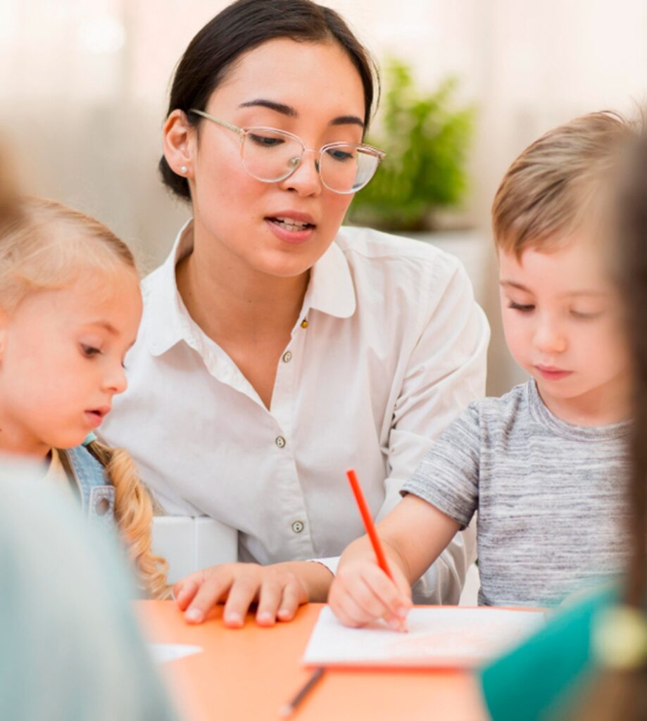 une assistante maternelle avec des enfants