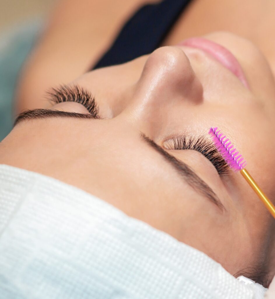 une femme se faisant teindre les cils