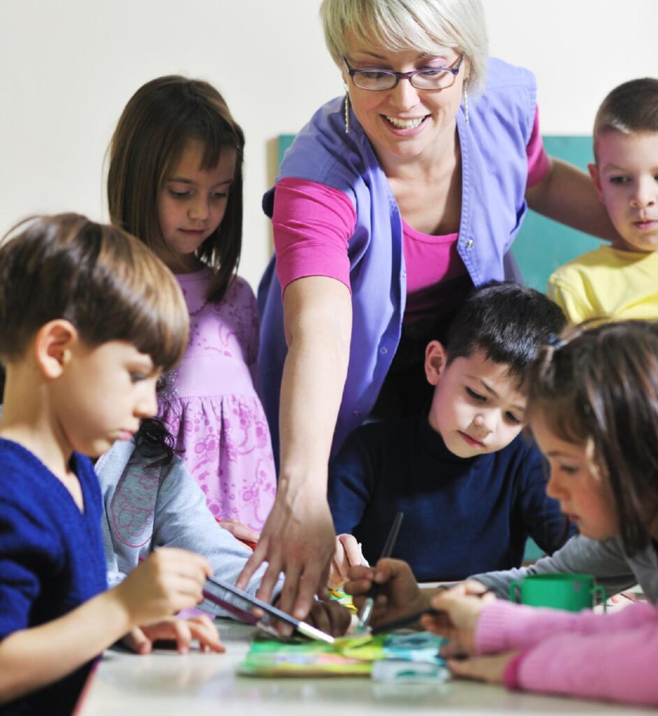 une assistante maternelle entourée de 5 enfants