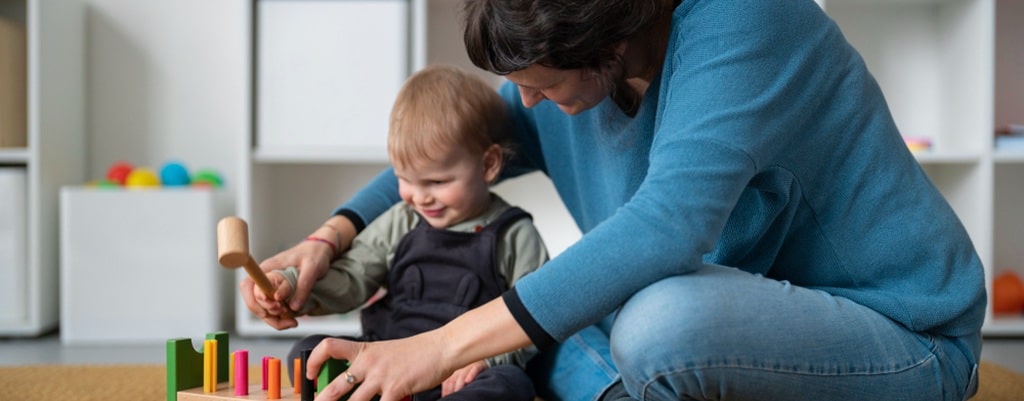 une agent de petite enfance au travail