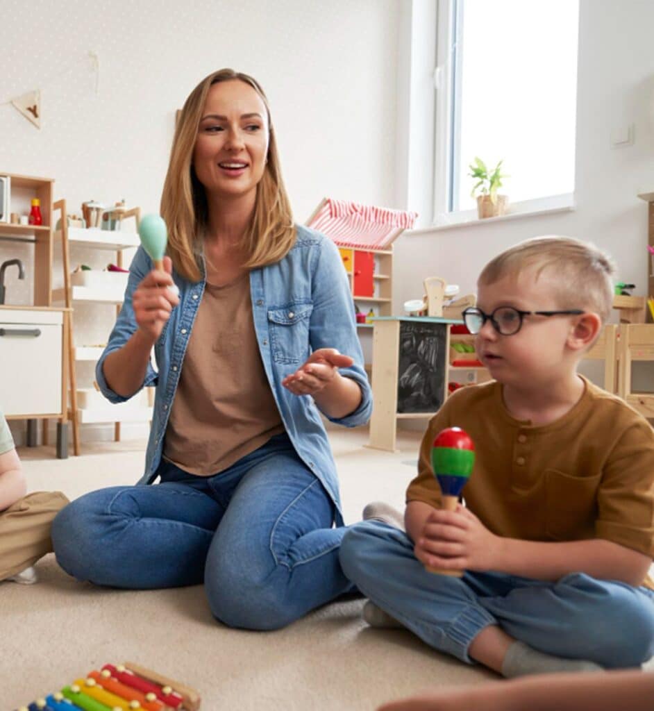 une agent de petite enfance avec des enfants