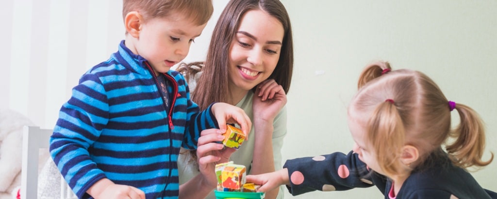 une auxiliaire petite enfance souriante