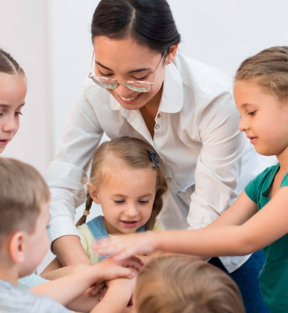 une auxiliaire de petite enfant avec des enfants