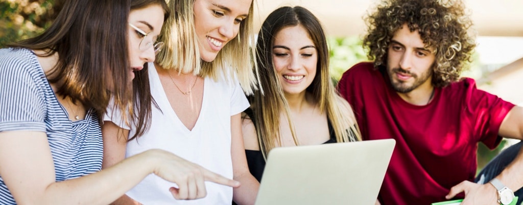 des étudiants devant un ordinateur