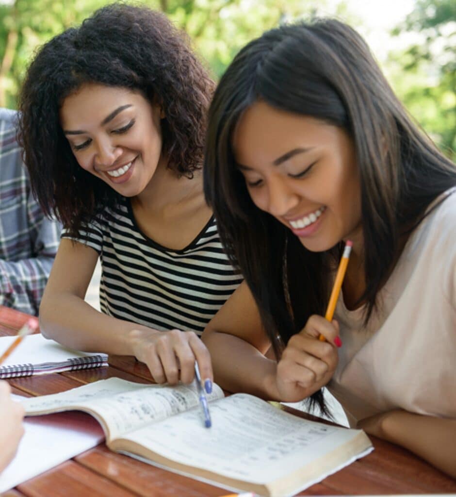 des étudiants travaillant avec le sourire