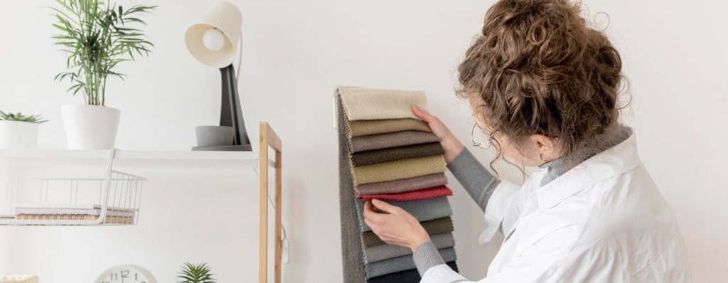 une décoratrice d'intérieur sélectionnant des échantillons de tissus
