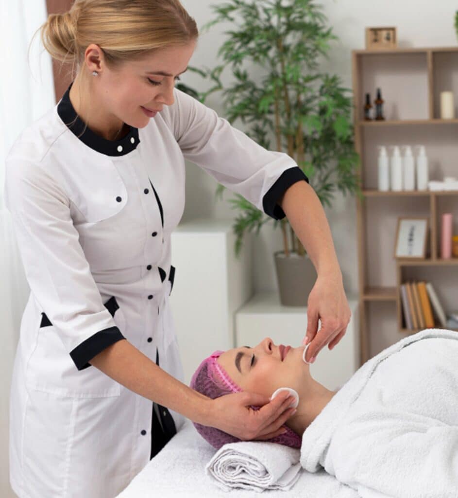 une esthéticienne au travail avec une cliente