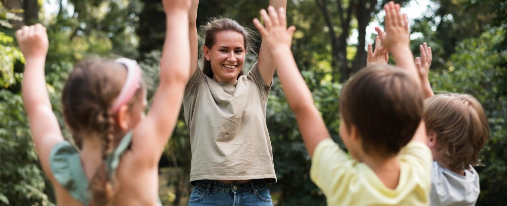 une animatrice pour enfant