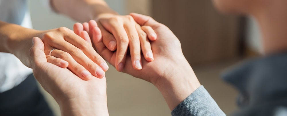 des mains prise par un thérapeute