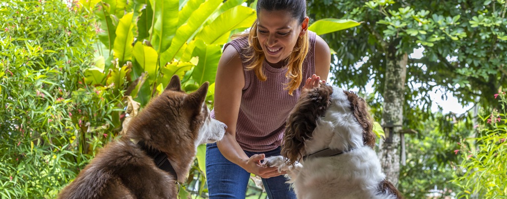 une femme avec deux chiens