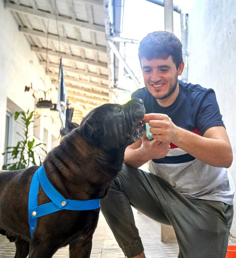 un éducateur canin avec un chien