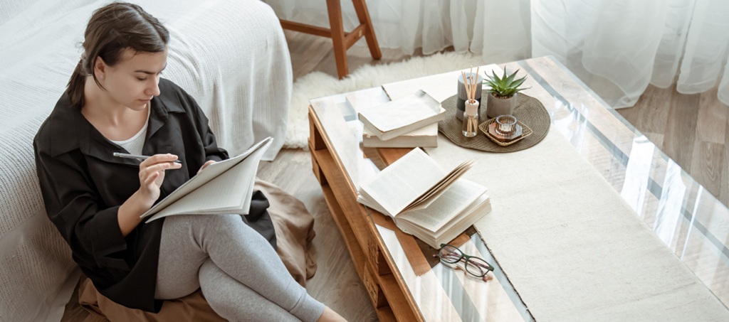 une femme home stager assise sur un canapé au travail