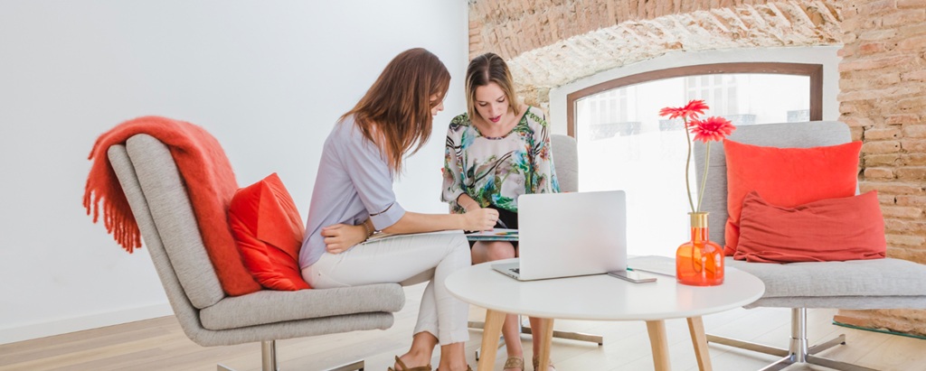 deux femmes évoquant la décoration intérieure